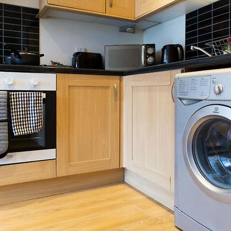 1-Bedroom Apartment With Balcony, Hoddesdon Exterior foto