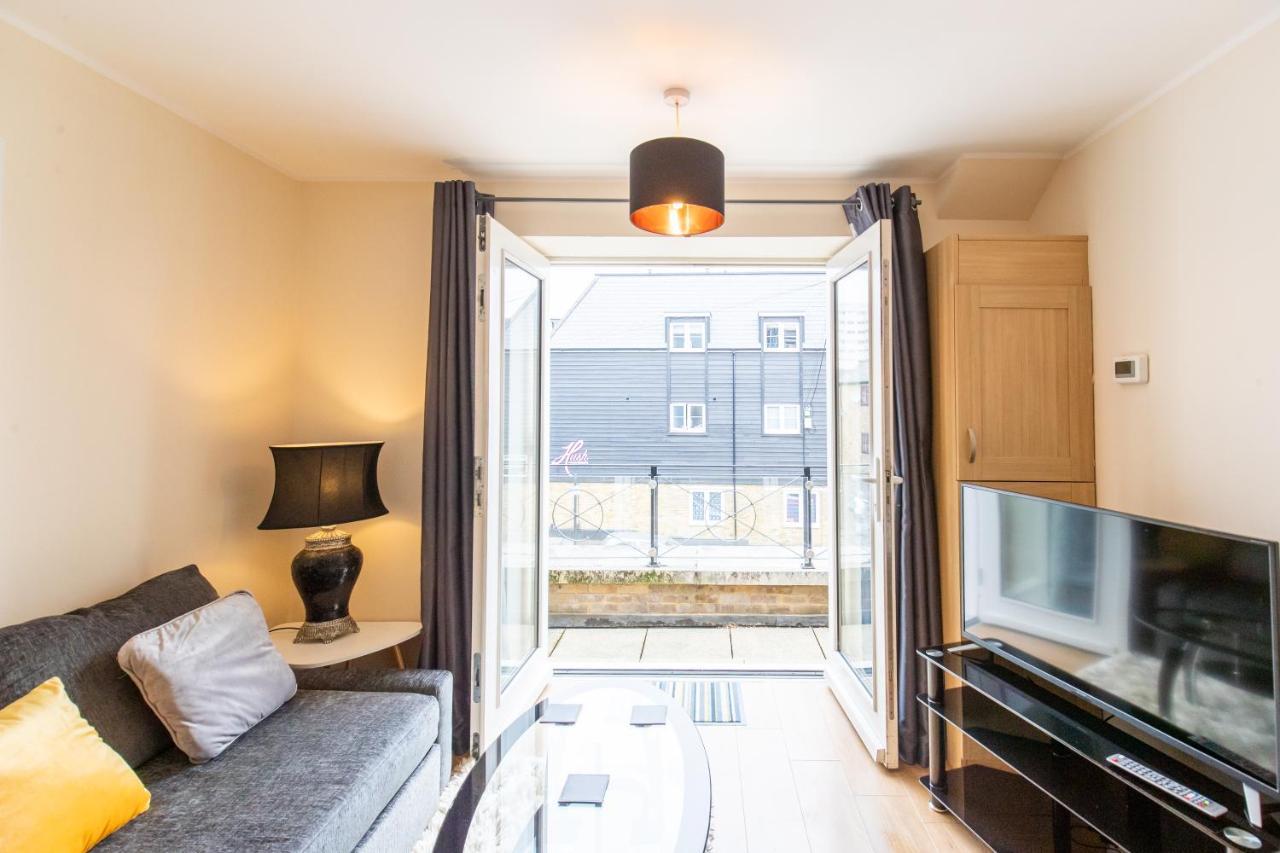 1-Bedroom Apartment With Balcony, Hoddesdon Exterior foto