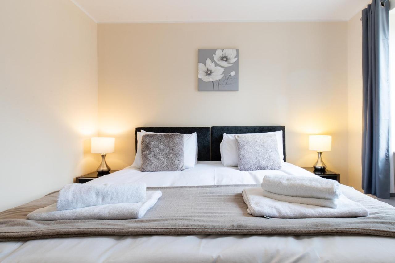 1-Bedroom Apartment With Balcony, Hoddesdon Exterior foto