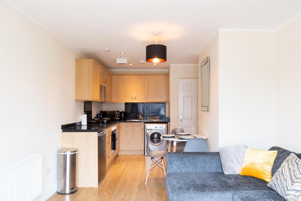 1-Bedroom Apartment With Balcony, Hoddesdon Exterior foto