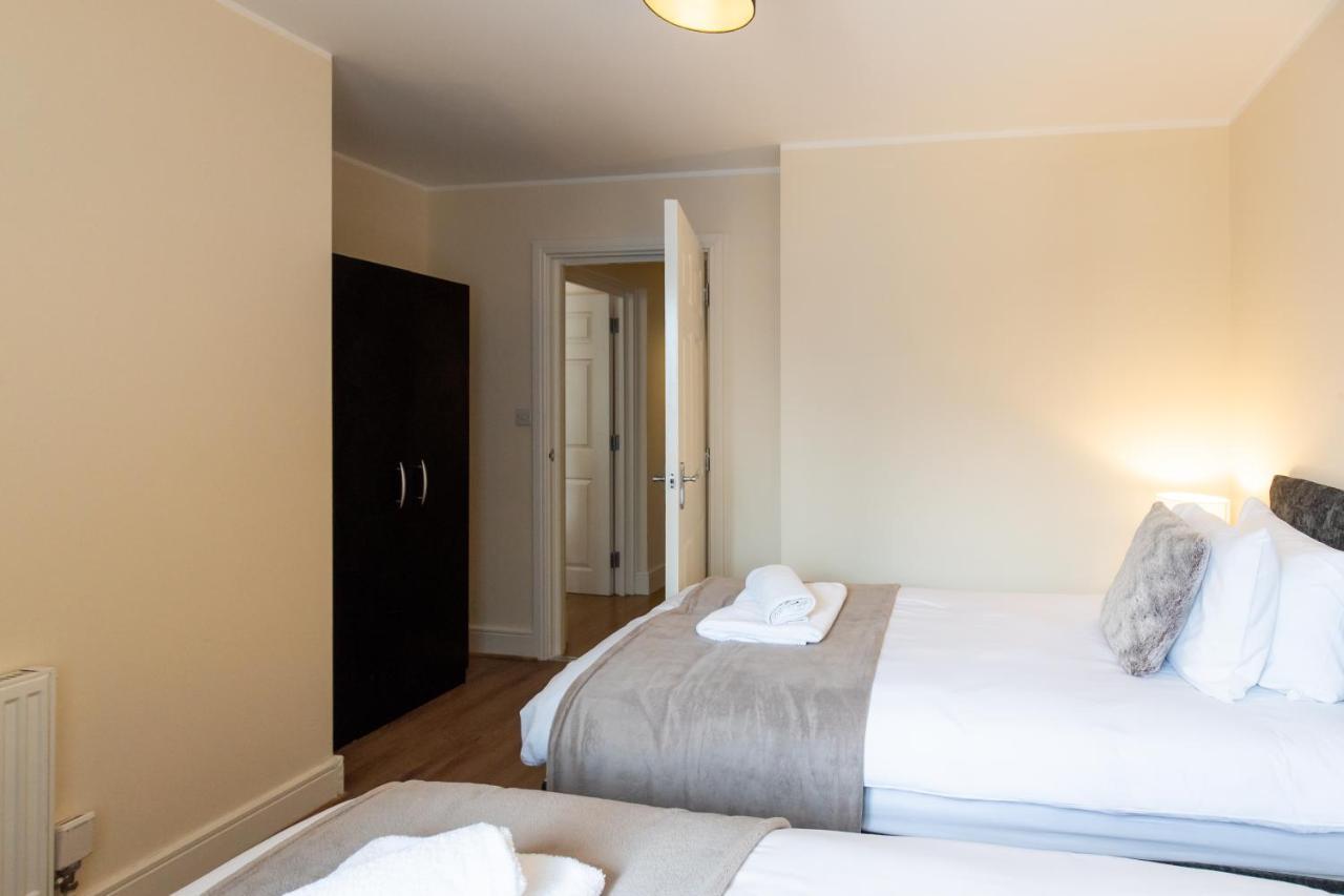 1-Bedroom Apartment With Balcony, Hoddesdon Exterior foto