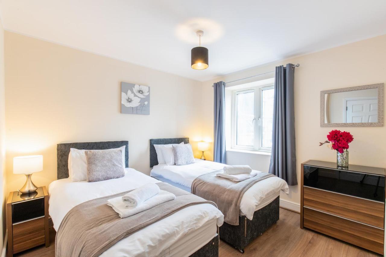 1-Bedroom Apartment With Balcony, Hoddesdon Exterior foto