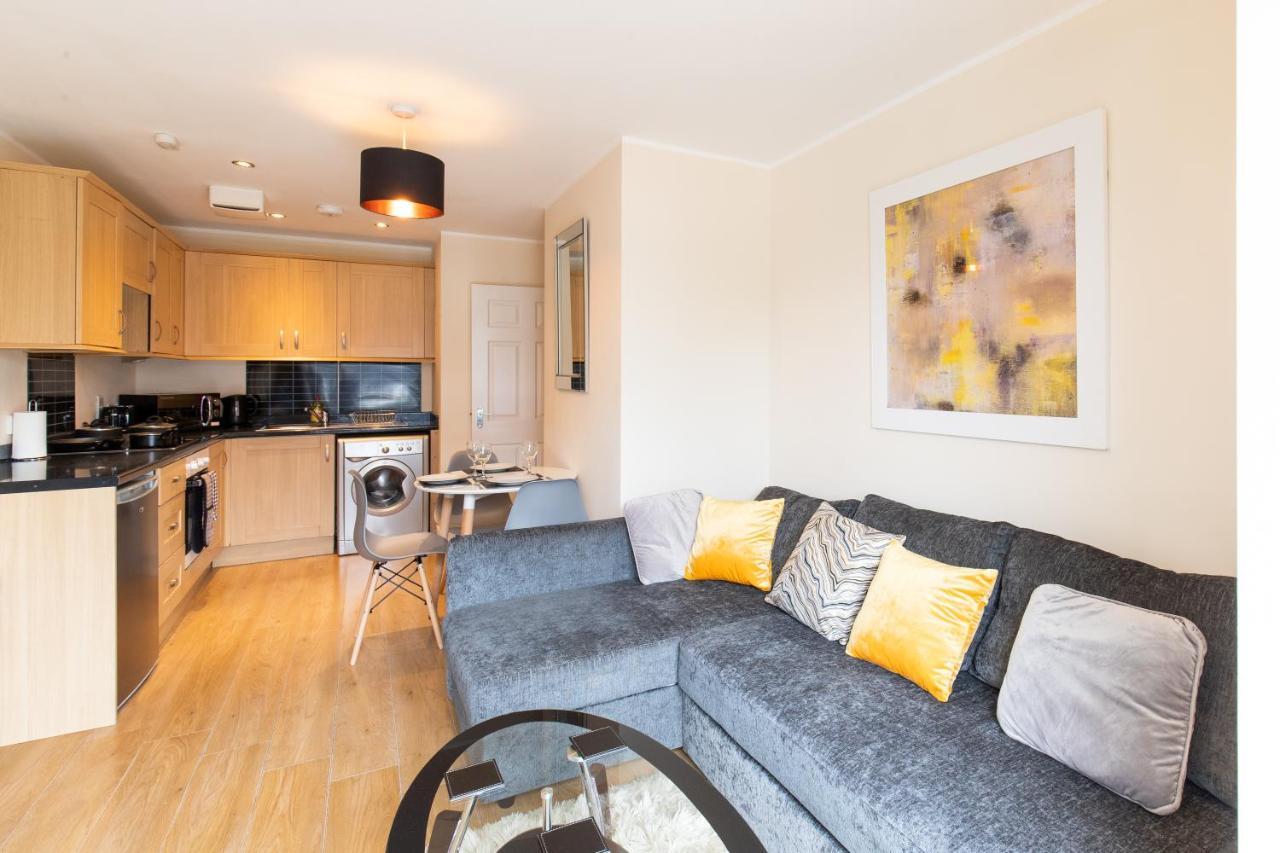 1-Bedroom Apartment With Balcony, Hoddesdon Exterior foto