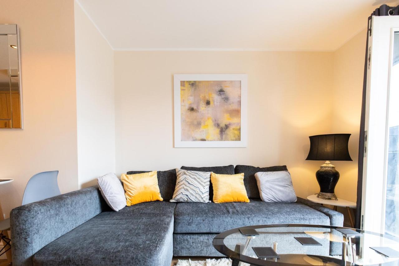 1-Bedroom Apartment With Balcony, Hoddesdon Exterior foto