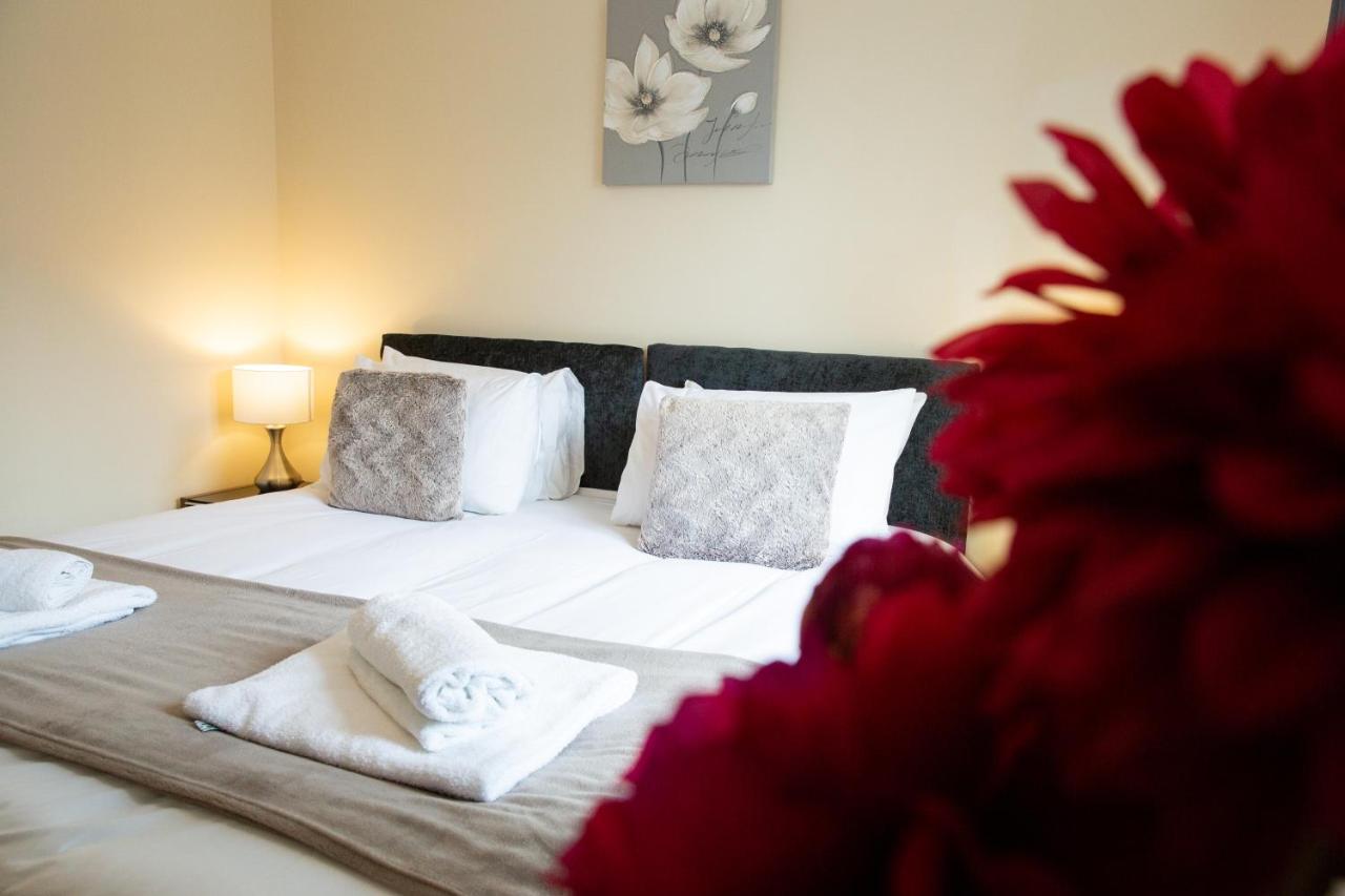1-Bedroom Apartment With Balcony, Hoddesdon Exterior foto