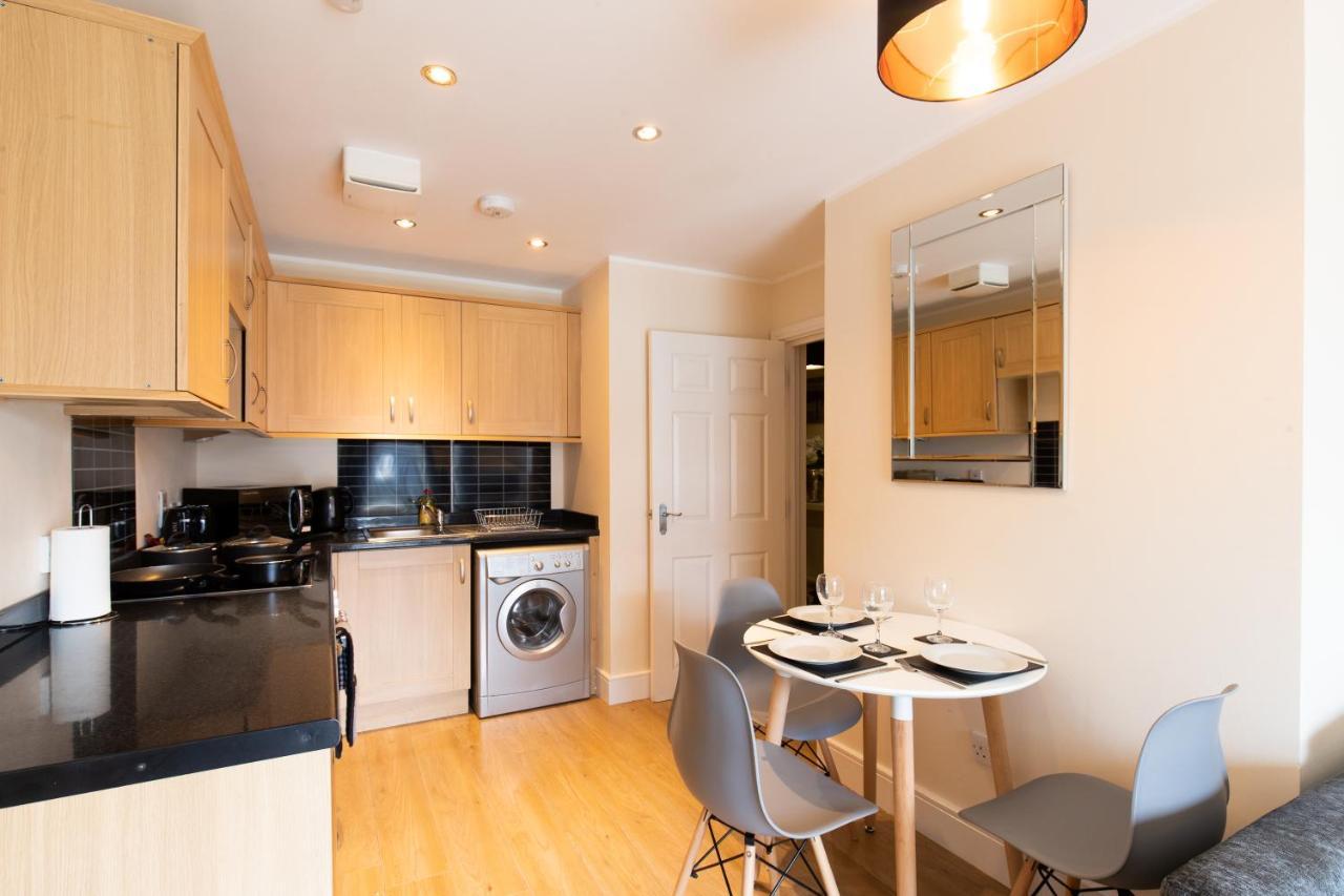1-Bedroom Apartment With Balcony, Hoddesdon Exterior foto